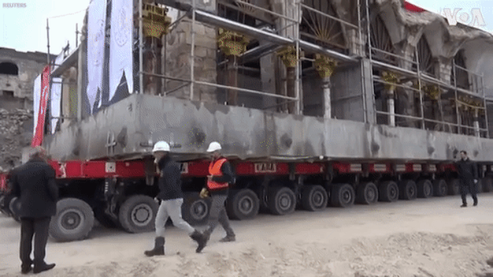 Di chuyển nhà thờ cổ nặng 1700 tấn bằng xe tải 256 bánh - 1 Di chuyển nhà thờ cổ nặng 1700 tấn bằng xe tải 256 bánh - 1