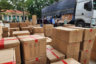 Kon Tum liên tiếp bắt giữ ô tô chở pháo hoa, thuốc lá điện tử nhập lậu