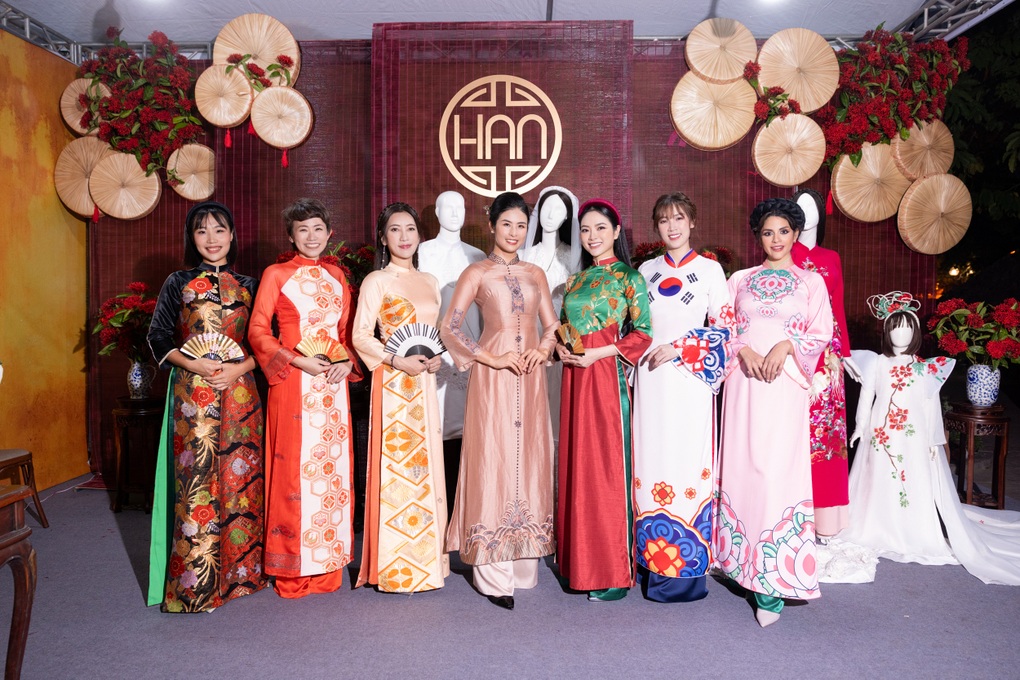 Dàn người mẫu đặc biệt trình diễn áo dài của Hoa hậu Ngọc Hân - 1 Dàn người mẫu đặc biệt trình diễn áo dài của Hoa hậu Ngọc Hân - 1
