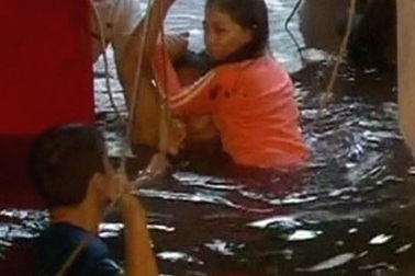 Video người dân Philippines mắc kẹt trong nước lũ kinh hoàng