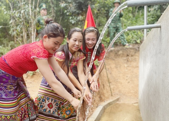Người dân bản Na Lợt vui mừng khi được sử dụng nước sạch từ bể nước “Quân Dân”, toàn bản không còn những ngày phải đi xa hàng chục km để lấy nước.