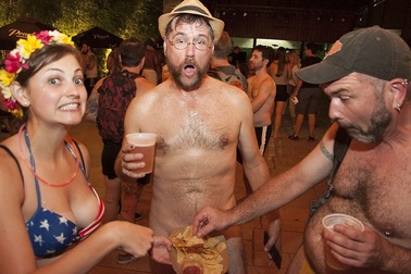 Du khách đồng loạt khỏa thân đạp xe trong ngày hội đặc biệt