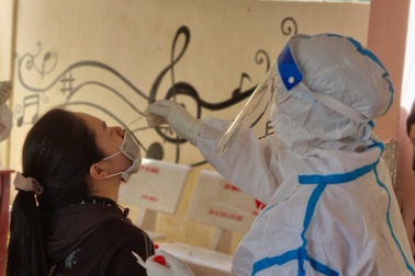 Người bán cơm gà mắc Covid-19 đi chợ hàng ngày