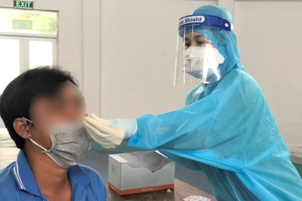 Tình nguyện viên giấu cha mẹ đi lấy mẫu test Covid cho cộng đồng - 1 Tình nguyện viên giấu cha mẹ đi lấy mẫu test Covid cho cộng đồng - 1