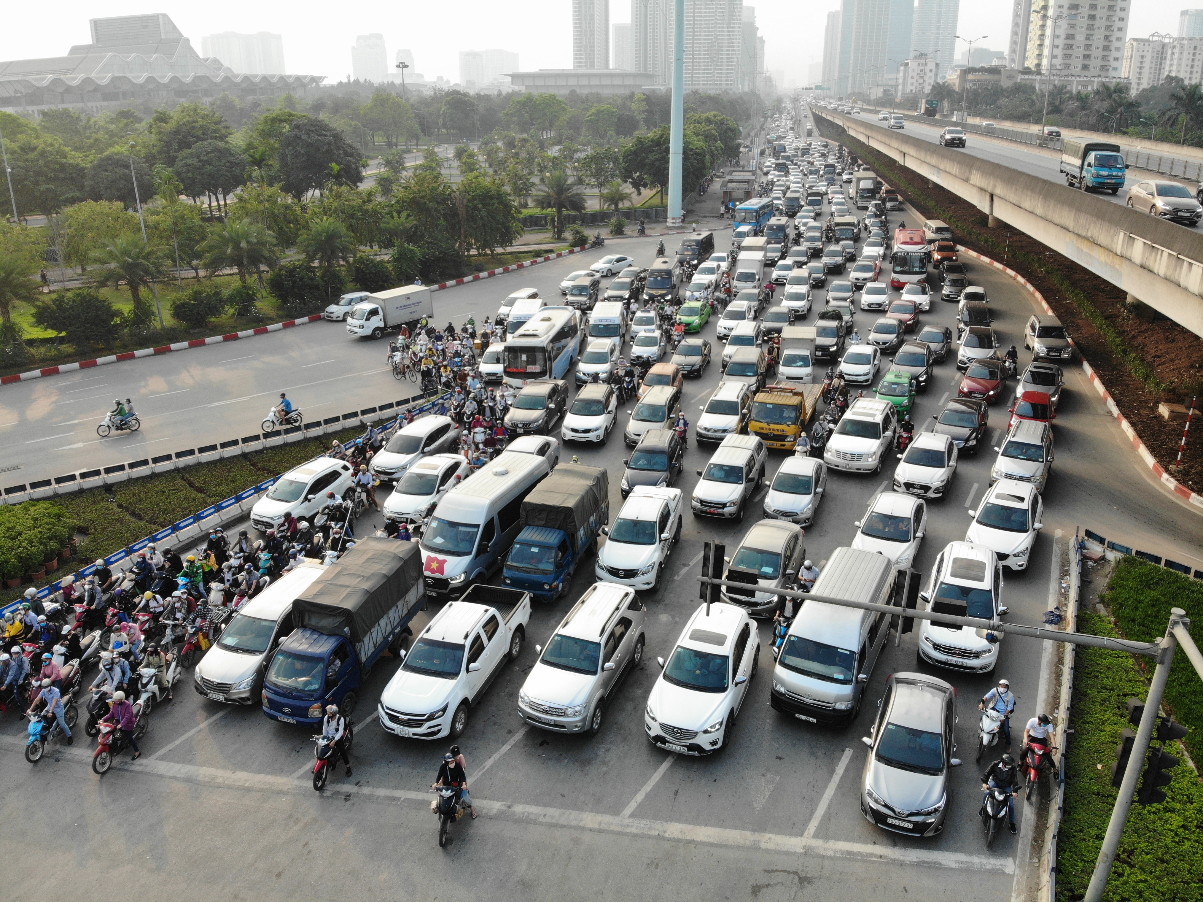 Người dân từ thành phố đổ về quê, cửa ngõ thủ đô ùn tắc - 1 Người dân từ thành phố đổ về quê, cửa ngõ thủ đô ùn tắc - 1