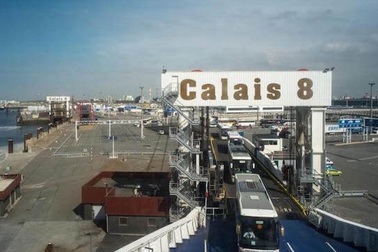 Phát hiện 8 người nhập cư trong xe lạnh ở Pháp