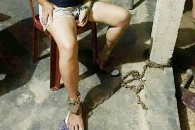 Không xin được tiền đi đánh bạc, chồng xích chân vợ vào cột nhà