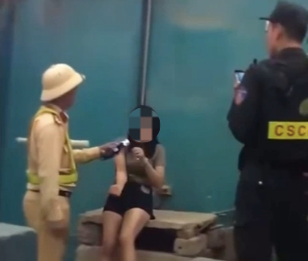 Nữ tài xế dính cồn kịch khung, hất văng máy đo cồn của CSGT xuống đất - 2