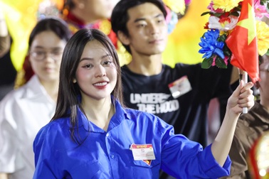 Thanh Thủy, Tiểu Vy, H'Hen Niê dự sơ duyệt diễu binh giữa biển người TPHCM