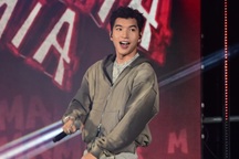 HIEUTHUHAI khoe vẻ điển trai, bắn rap "cưa đổ" sinh viên