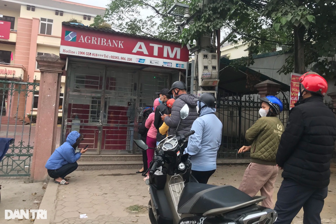 Nghẹt thở xếp hàng ở cây ATM chờ rút tiền ngày cận Tết - 4 Nghẹt thở xếp hàng ở cây ATM chờ rút tiền ngày cận Tết - 4