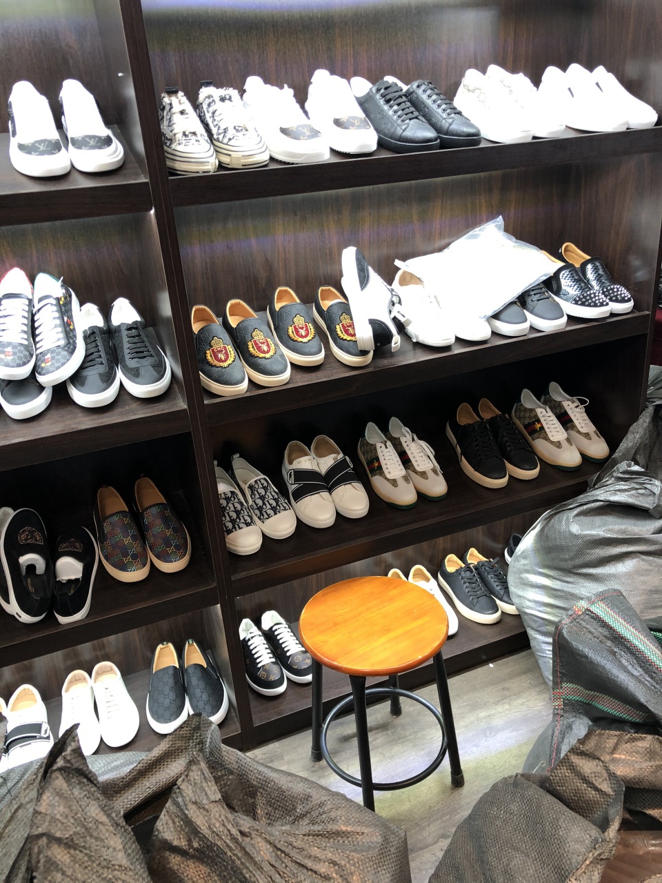 Truy quét chuỗi AE Shop ở nhiều tỉnh, thu giữ số lượng lớn hàng hiệu dởm - 3 Truy quét chuỗi AE Shop ở nhiều tỉnh, thu giữ số lượng lớn hàng hiệu dởm - 3