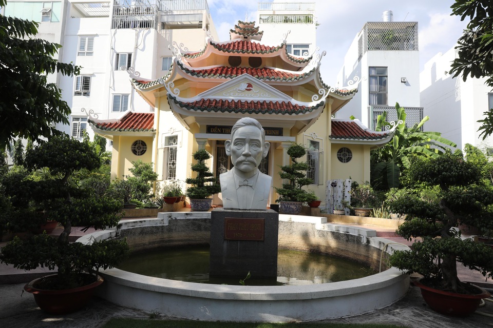 Lăng mộ cụ Phan Châu Trinh.jpg Lăng mộ cụ Phan Châu Trinh .jpg