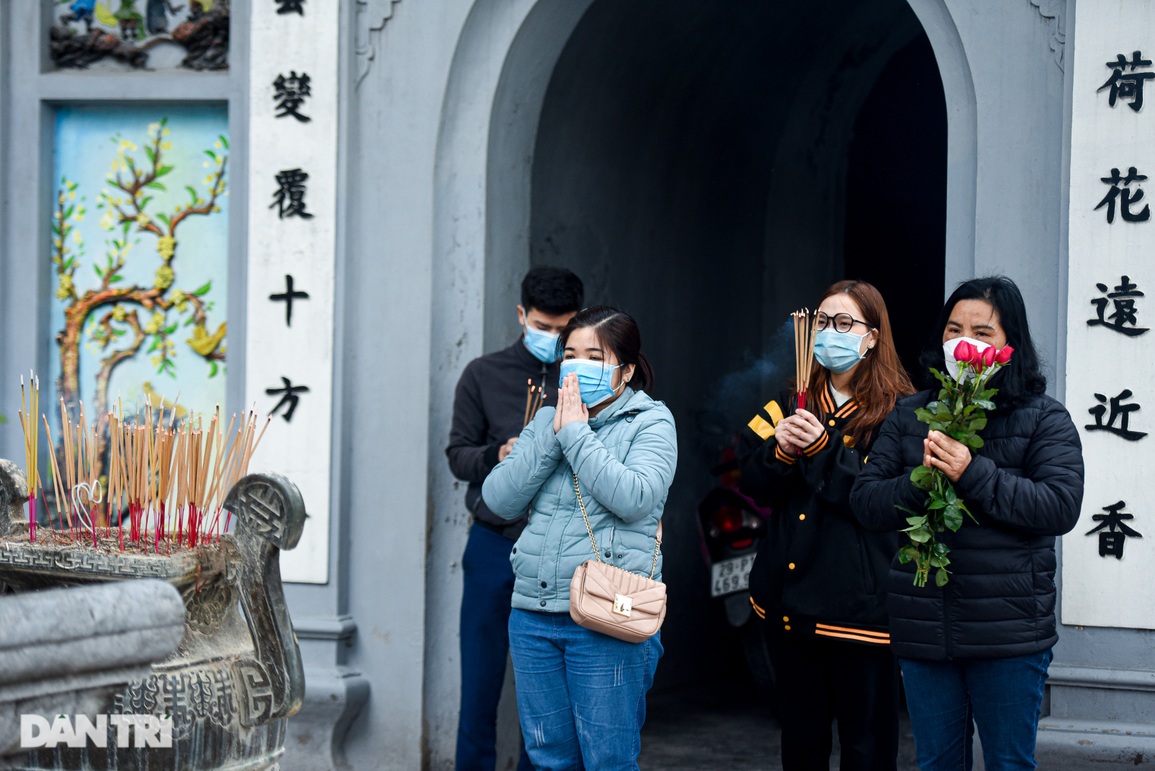 Giới trẻ Hà Thành đến chùa Hà cầu thoát ế trước ngày lễ tình yêu - 9 Giới trẻ Hà Thành đến chùa Hà cầu thoát ế trước ngày lễ tình yêu - 9