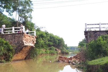 Vụ cầu bê tông sập hoàn toàn: Xây cầu tạm