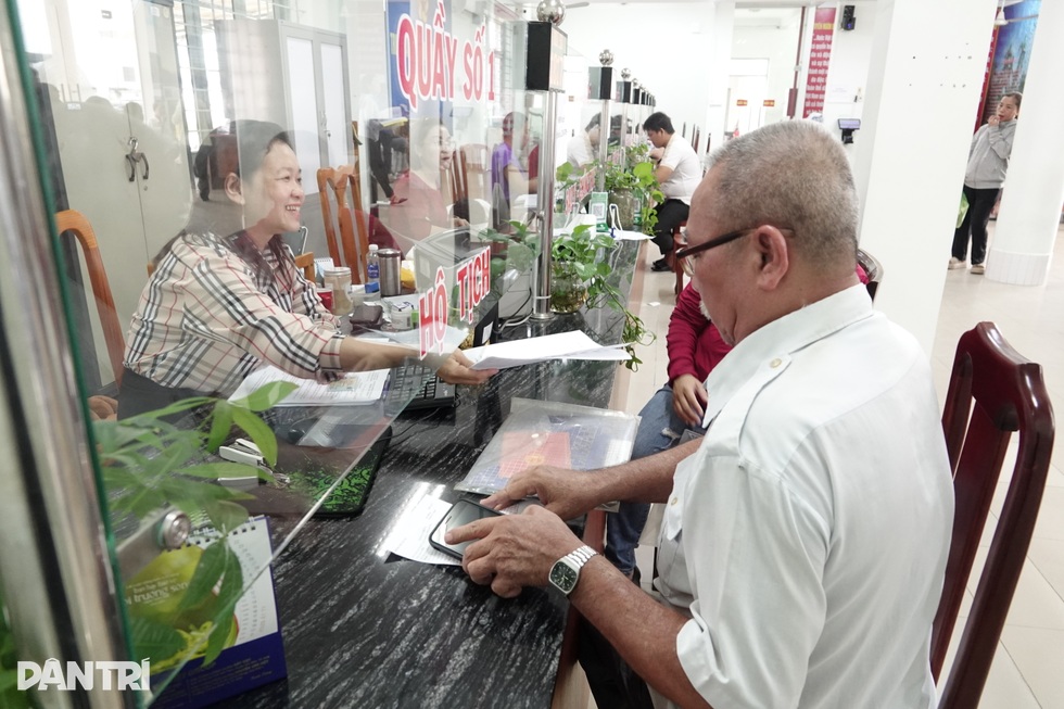 Lãnh đạo xã gần 200.000 dân kể chuyện bữa trưa tay làm hàm nhai ở công sở - 10
