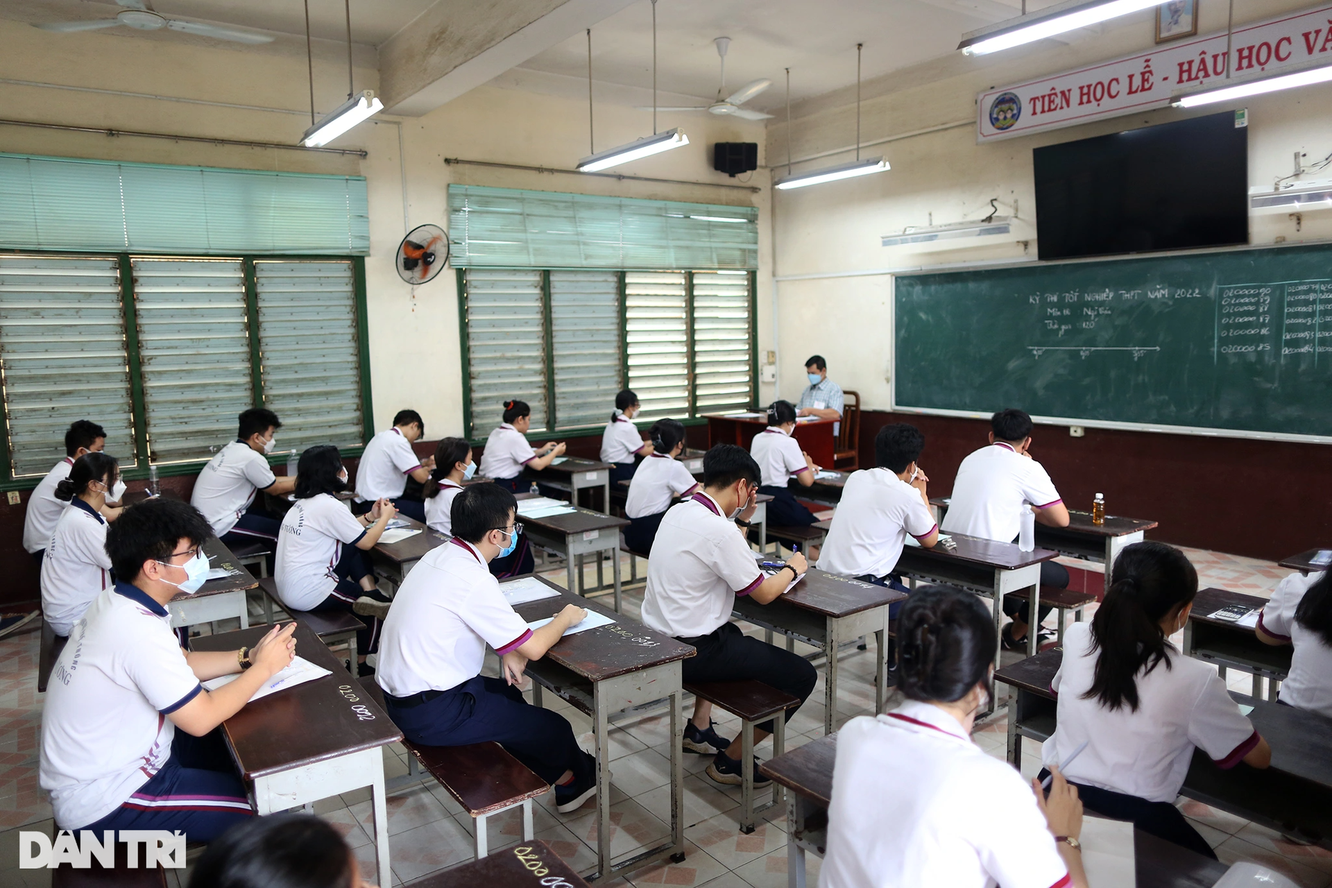 Phụ huynh đứng ngồi không yên ở cổng trường chờ con thi tốt nghiệp THPT - 4 Phụ huynh đứng ngồi không yên ở cổng trường chờ con thi tốt nghiệp THPT - 4