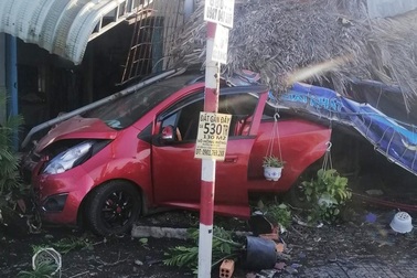 Ô tô tông xe bán cà phê, "quét" nhiều xe máy rồi húc sập mái hiên nhà