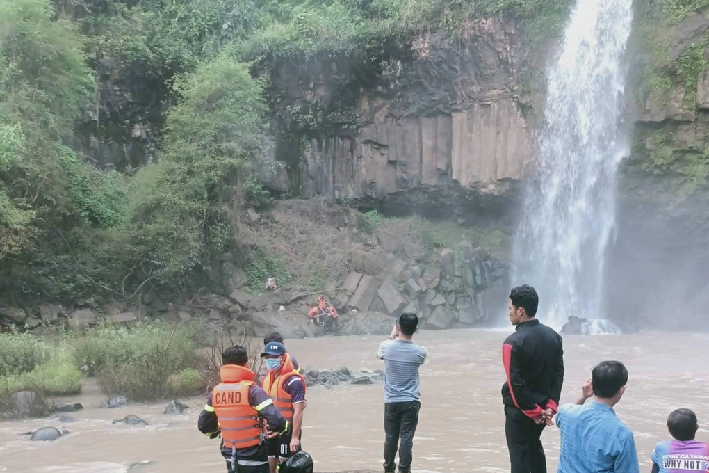 Nam thanh niên mất tích khi đi chơi thác ở quê vợ sắp cưới - 1 Nam thanh niên mất tích khi đi chơi thác ở quê vợ sắp cưới - 1