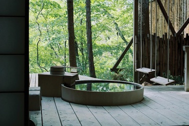 Ryokan onsen gỗ truyền thống ẩn mình giữa rừng cây bên dãy núi Zao