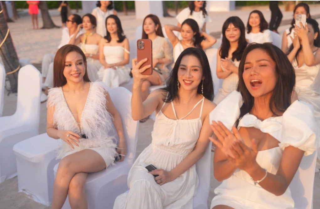 Dàn sao dự lễ cưới Vân Hugo: Mai Phương Thúy rạng rỡ, Hồ Hoài Anh đàn piano - 11