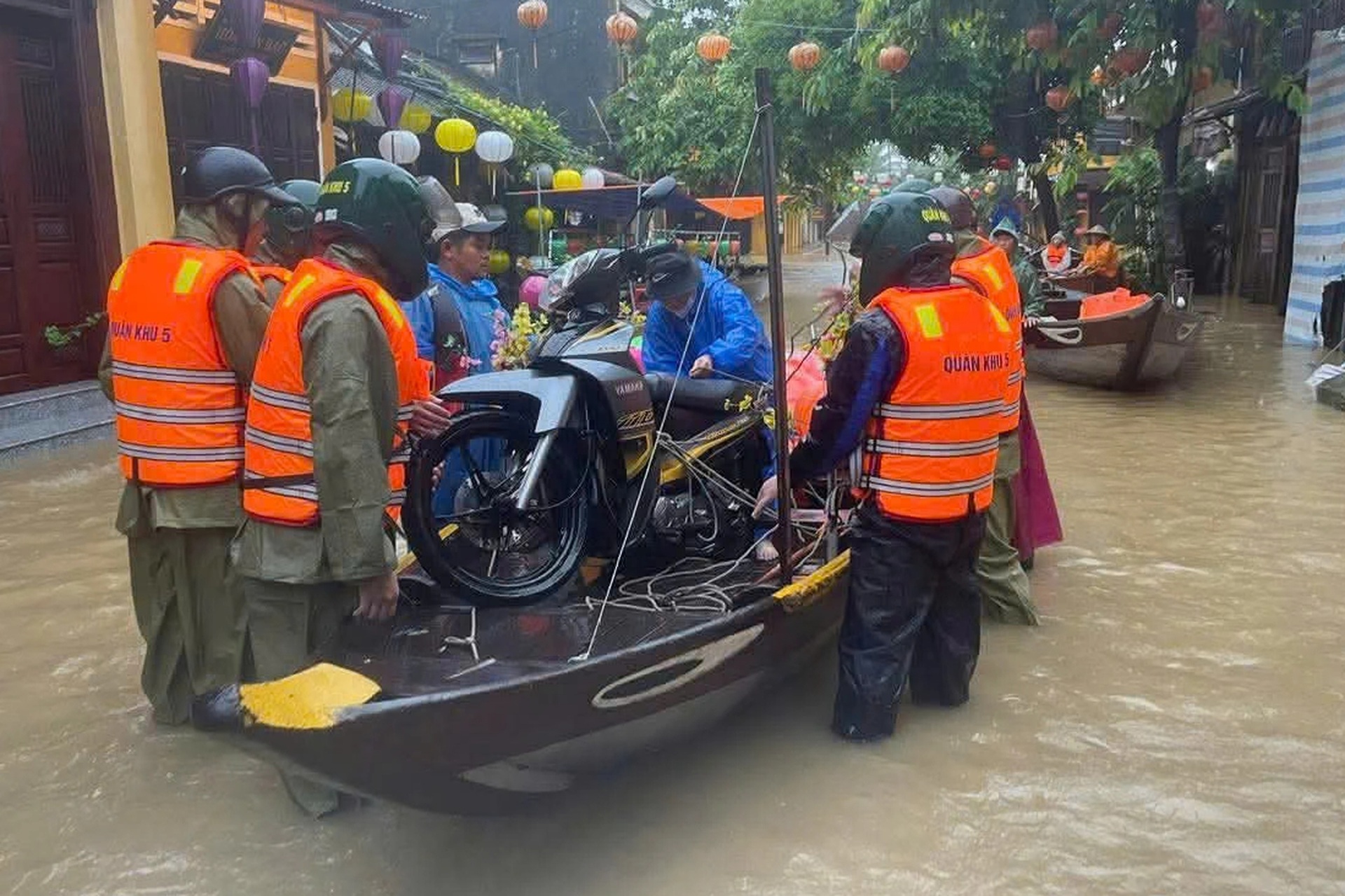 Lũ cuốn trôi cầu, nhấn chìm hàng trăm ngôi nhà ở miền Trung - 10