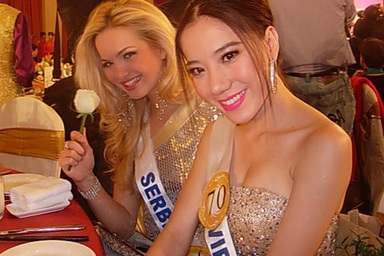 Người đẹp Hoa hậu Quốc tế vui vẻ trong tiệc đấu giá từ thiện