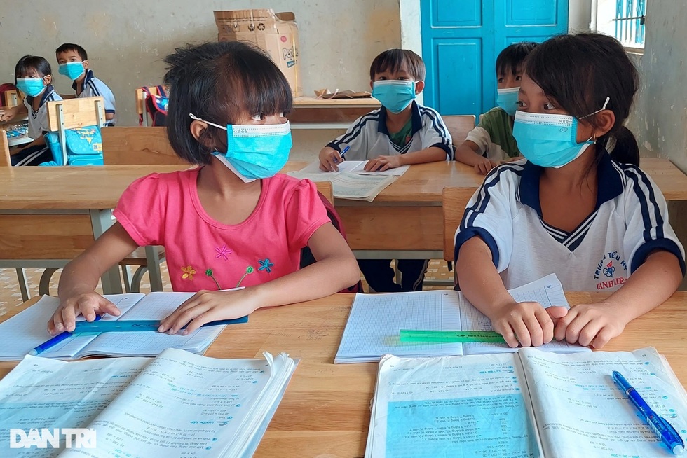 Thầy cô gieo chữ ở ngôi làng biệt lập: 30 năm chưa được nhận hoa ngày 20-11 - 4 Thầy cô gieo chữ ở ngôi làng biệt lập: 30 năm chưa được nhận hoa ngày 20-11 - 4