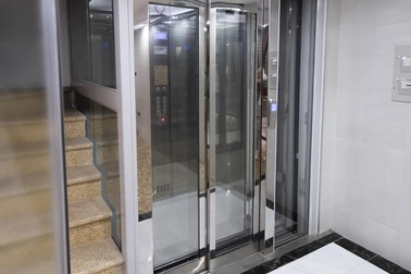 Thang máy cảnh báo đột quỵ trong gia đình