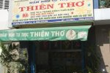 Giải tán lớp học của bé gái bị cô bịt miệng