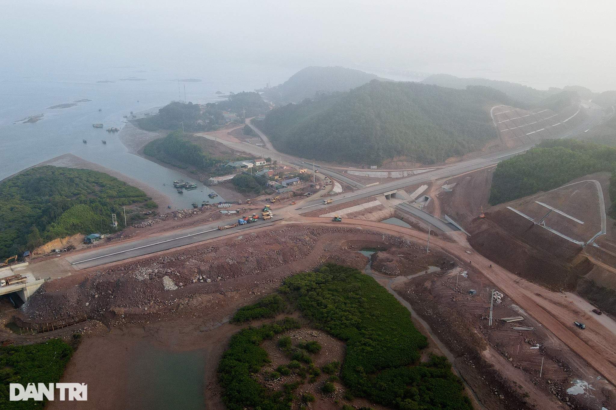 Quảng Ninh: Tuyến cao tốc xuyên tỉnh dài nhất Việt Nam gấp rút về đích - 8 Quảng Ninh: Tuyến cao tốc xuyên tỉnh dài nhất Việt Nam gấp rút về đích - 8