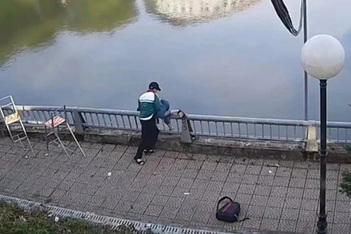 Trẻ nghiện xem video ngắn và game: Bố mẹ sốc vì con trấn lột tiền, gây gổ