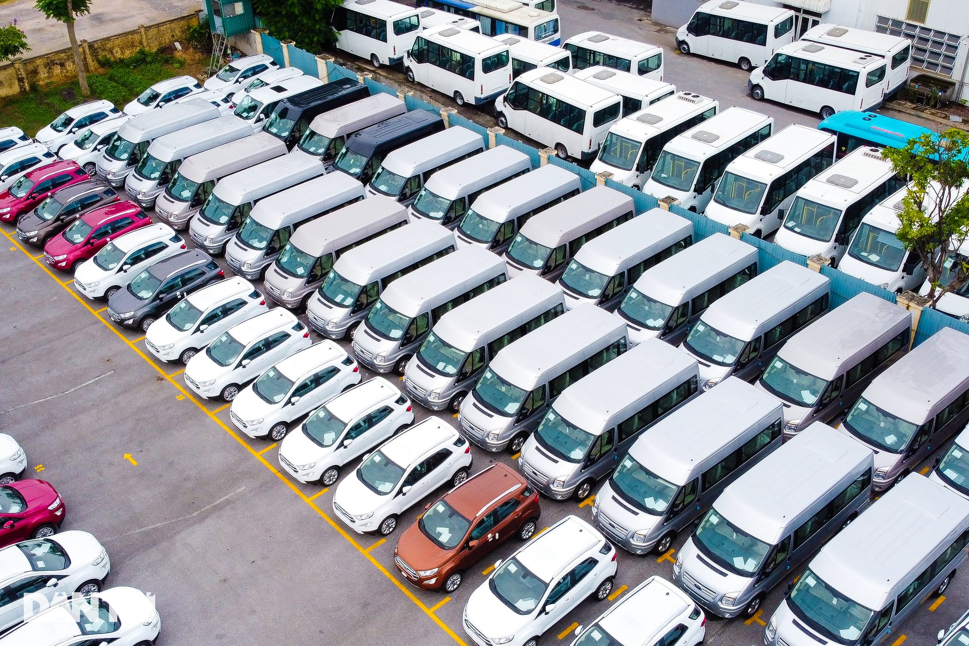 Hà Nội: Hàng nghìn ôtô nằm phơi nắng dầm mưa vì giãn cách xã hội - 11 Hà Nội: Hàng nghìn ôtô nằm phơi nắng dầm mưa vì giãn cách xã hội - 11