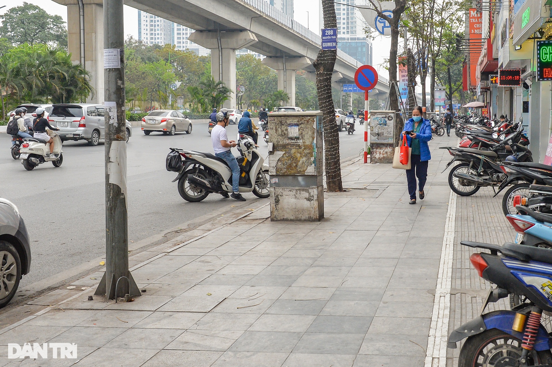 Giành vỉa hè ở Hà Nội, công an đi phía trước dân lấn chiếm đằng sau - 1 Giành vỉa hè ở Hà Nội, công an đi phía trước dân lấn chiếm đằng sau - 1