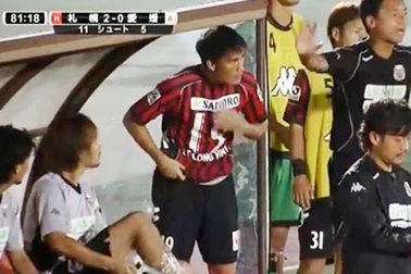 Vui mừng vì được thi đấu, Công Vinh suýt mặc áo ngược ra sân