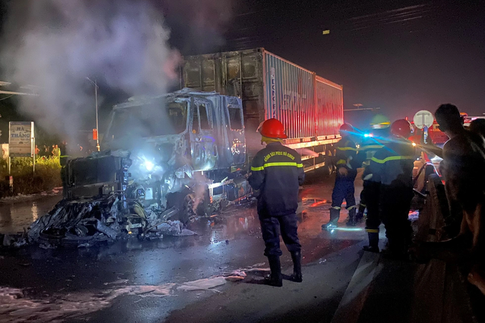Xe đầu kéo bốc cháy sau tiếng nổ lớn, một người tử vong - 2 Xe đầu kéo bốc cháy sau tiếng nổ lớn, một người tử vong - 2