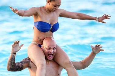 Vợ chồng cựu thành viên Spice Girls tưng bừng đùa nghịch trên biển