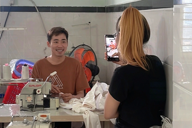 Nổi tiếng trên mạng xã hội, công nhân kiếm bao nhiêu tiền?