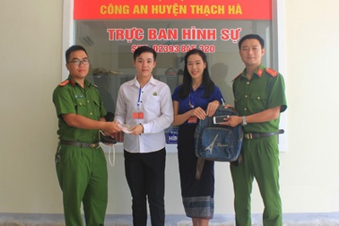 Hai sinh viên Lào cảm ơn Công an Việt Nam khi nhận lại tài sản bị đánh cắp