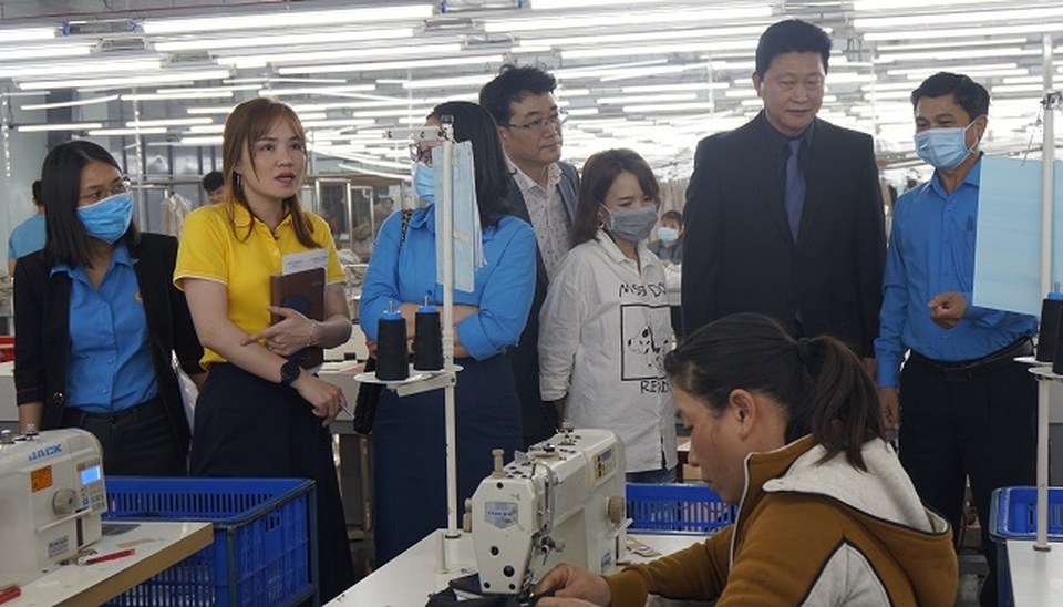 Doanh nghiệp may đảm bảo lương, BHXH và thưởng tháng 13 để giữ lao động - 2