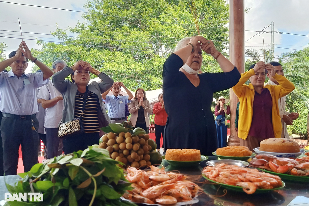 Người dân lặn lội hơn 100km về đền thờ viếng Bác ngày Tết độc lập 2/9 - 5 Người dân lặn lội hơn 100km về đền thờ viếng Bác ngày Tết độc lập 2/9 - 5