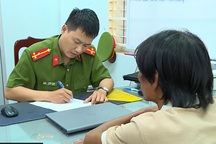 Tài xế hoang báo bị 3 người dùng dây siết cổ, cướp xe ở TPHCM