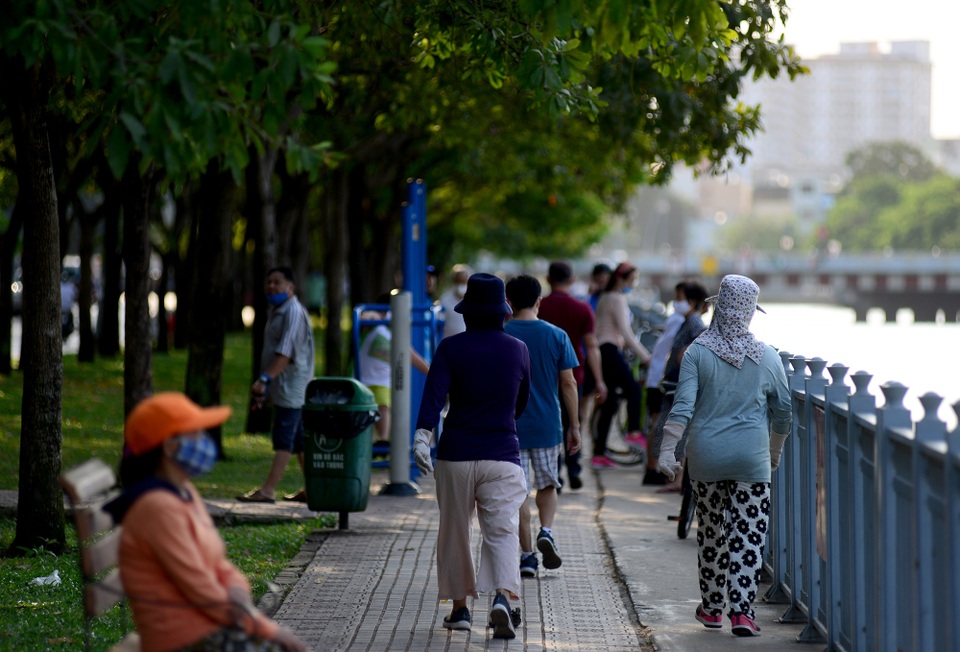 Người Sài Gòn vẫn kéo nhau ra bờ kênh tập thể dục trong mùa dịch - 1