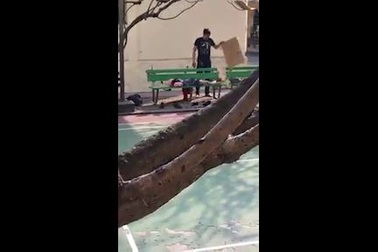 Người cha loay hoay che nắng cho con gái tại bệnh viện