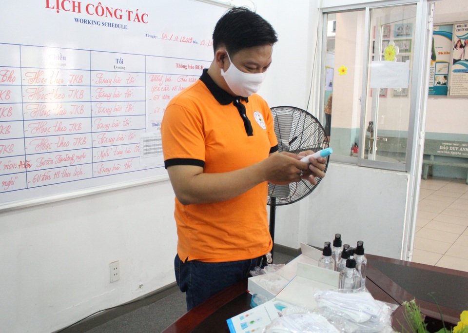 TPHCM: Trường học “căng mình” chuẩn bị đón HS lớp 12 đi học ngày 9/3 - 2 TPHCM: Trường học “căng mình” chuẩn bị đón HS lớp 12 đi học ngày 9/3 - 2