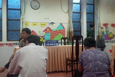 Hà Nội: Sốt sắng tuyển sinh, phụ huynh đến trường từ sáng sớm