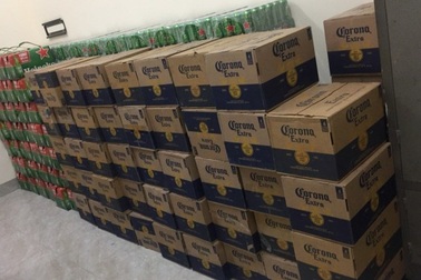 Tạm giữ hàng trăm thùng bia nhãn hiệu nước ngoài không nhãn mác