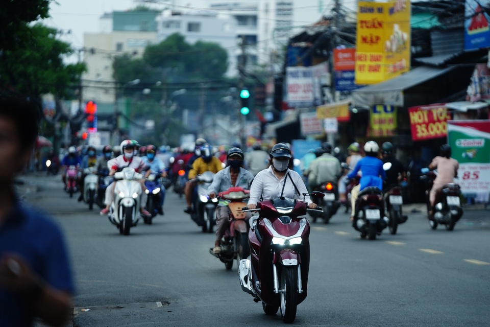 Chưa hết giãn cách xã hội, đường phố Sài Gòn đã đông đúc trở lại - 6 Chưa hết giãn cách xã hội, đường phố Sài Gòn đã đông đúc trở lại - 6