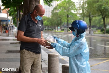Thầy giáo Tây ở Sài Gòn: "Mong học trò không thấy cảnh tôi nhận đồ ăn"