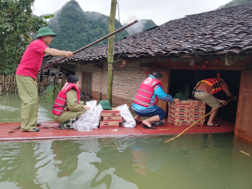 Hơn 300 tấn thực phẩm đủ và đúng tới vùng lũ theo chiến dịch S.0.S đồ ăn - 1